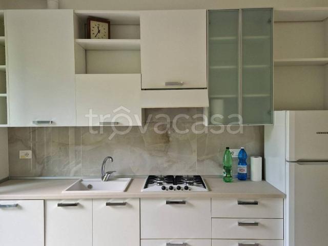 Appartamento in affitto a Milano, parzialmente arredato, servizio di portineria, balcone TrovaCasa