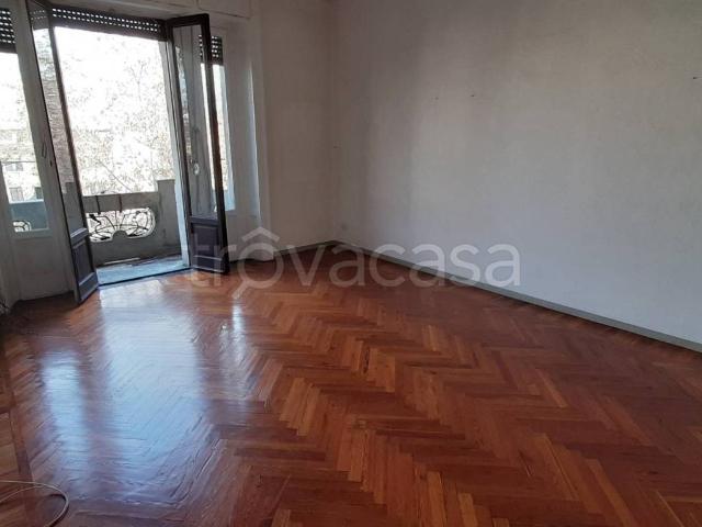 Appartamento in affitto a Milano piazza Bruno Buozzi, non arredato/vuoto, riscaldamento centralizzato, parquet TrovaCasa