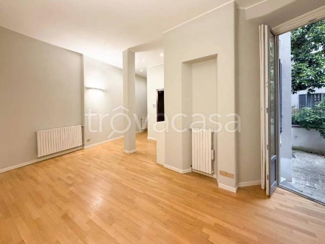 Appartamento in affitto a Milano piazza Giorgio Ambrosoli, non arredato/vuoto, giardino privato, riscaldamento autonomo TrovaCasa