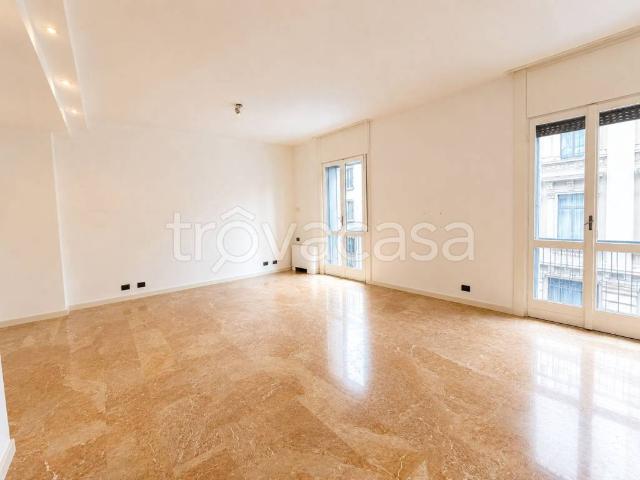 Appartamento in affitto a Milano piazza Luigi Vittorio Bertarelli, 2, immobile di prestigio, riscaldamento centralizzato, contesto signorile TrovaCasa