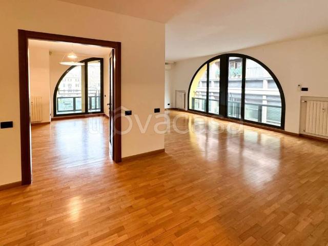 Appartamento in affitto a Milano piazza San Simpliciano, non arredato/vuoto, box, aria condizionata TrovaCasa