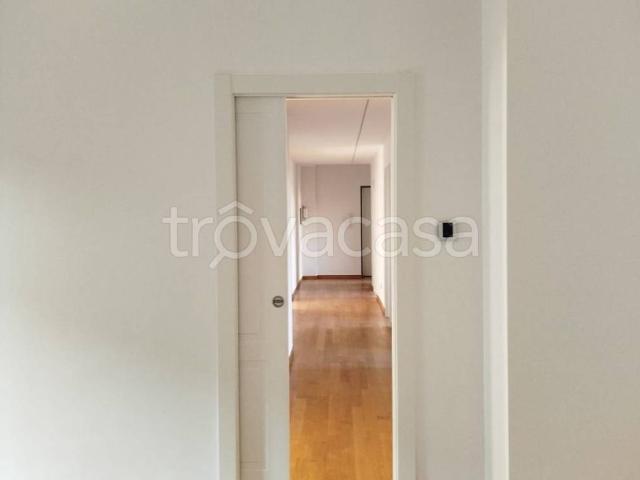 Appartamento in affitto a Milano piazza Santa Maria Beltrade, box, terrazzo, parzialmente arredato TrovaCasa