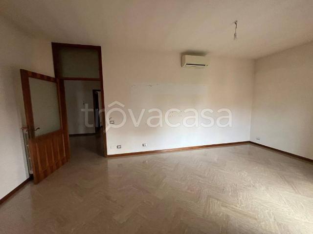 Appartamento in affitto a Modena, non arredato/vuoto, box, libero subito TrovaCasa