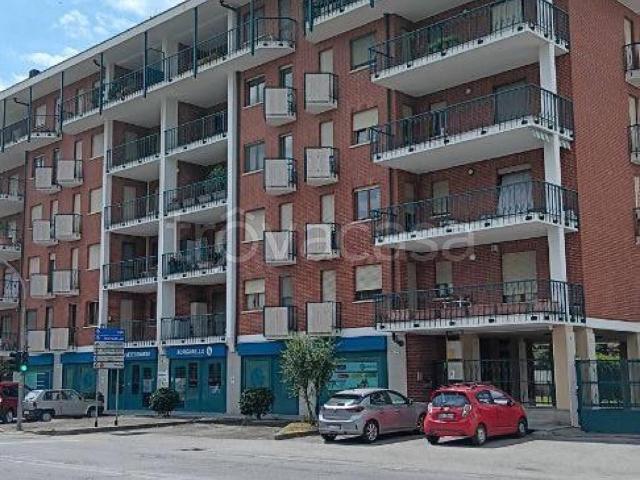 Appartamento in affitto a Moncalieri strada Genova, 138, non arredato/vuoto, posto auto, ascensore TrovaCasa