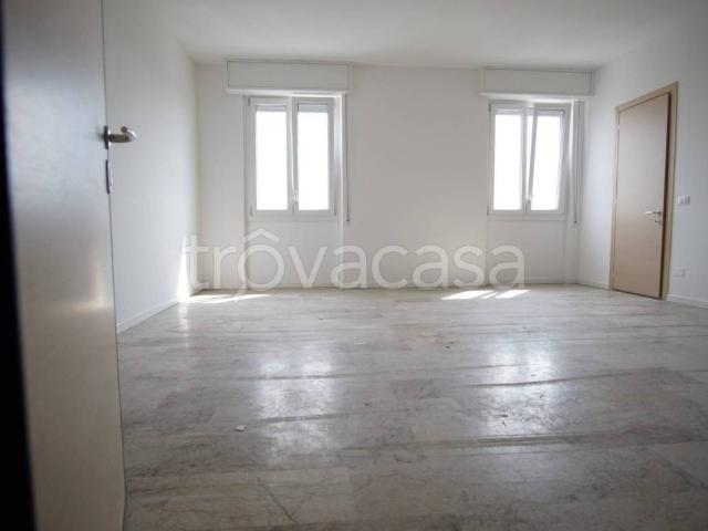 Appartamento in affitto a Montello via Giovanni Pascoli, 2, box, ascensore, luminoso TrovaCasa