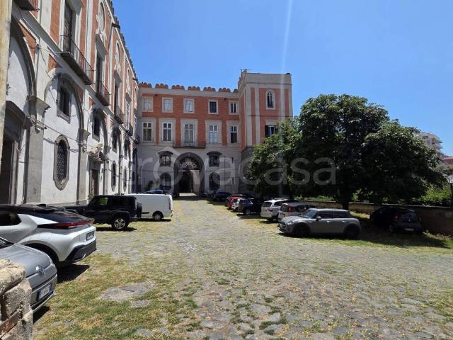 Appartamento in affitto a Napoli via Chiaia, parzialmente arredato, soppalco, angolo cottura TrovaCasa