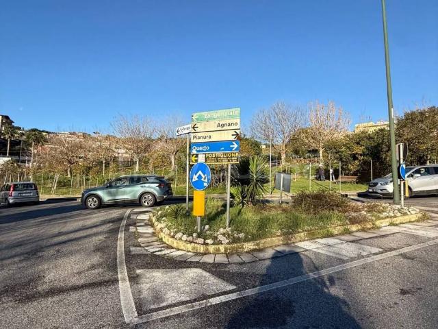 Appartamento in affitto a Napoli via agnano astroni, non arredato/vuoto, box, posto auto coperto TrovaCasa