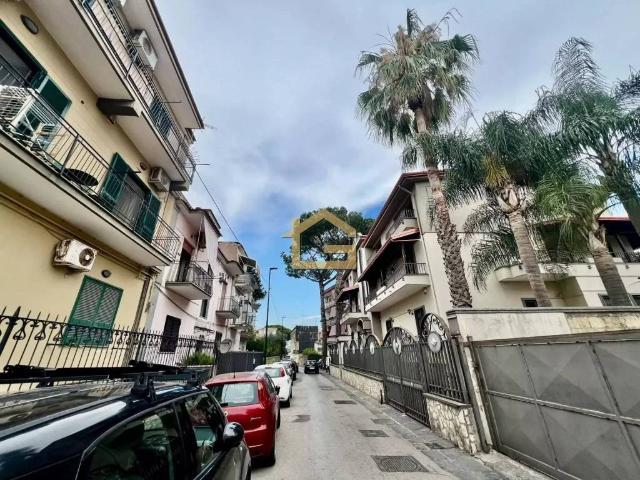Appartamento in affitto a Napoli via Aldo Cocchia, non arredato/vuoto, buono stato TrovaCasa