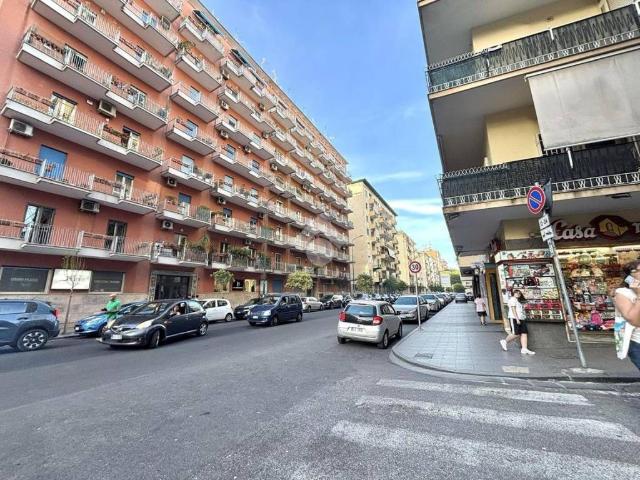 Appartamento in affitto a Napoli via Belvedere, 98, non arredato/vuoto, doppia esposizione, centrale TrovaCasa