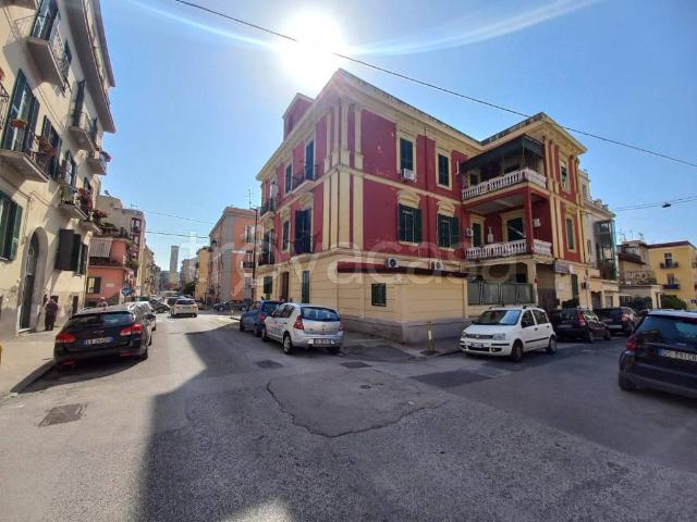 Appartamento in affitto a Napoli via Eurialo, 17/a, non arredato/vuoto, doppia esposizione, buono stato TrovaCasa