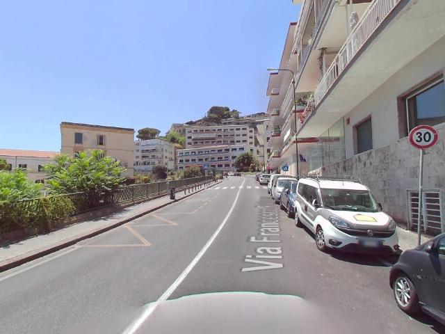 Appartamento in affitto a Napoli via Francesco Petrarca, immobile di prestigio, parzialmente arredato, lavanderia TrovaCasa