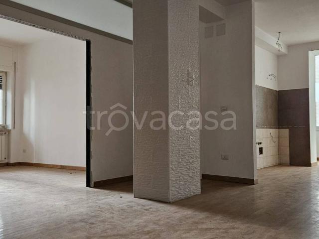 Appartamento in affitto a Napoli via Orazio, non arredato/vuoto, buono stato, balcone TrovaCasa