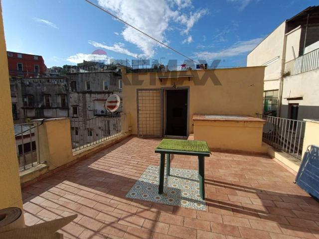 Appartamento in affitto a Napoli via Sant'Anna di Palazzo, terrazzo, ascensore, doppia esposizione TrovaCasa