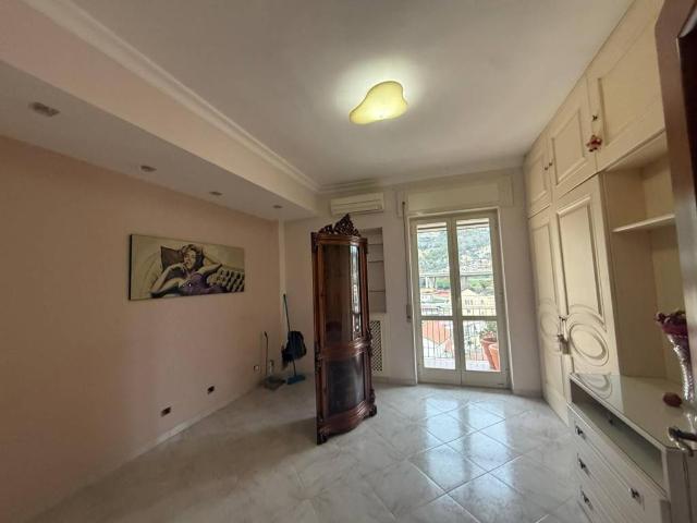 Appartamento in affitto a Napoli via Paolo della Valle, non arredato/vuoto, riscaldamento autonomo, ascensore TrovaCasa