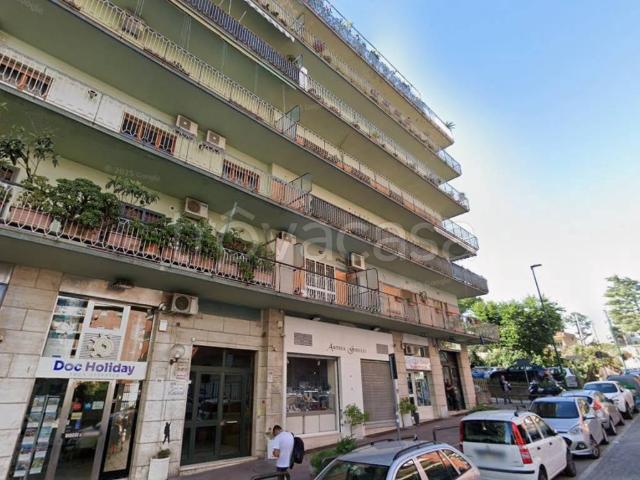 Appartamento in affitto a Napoli viale dei Pini, 101, non arredato/vuoto, posto auto, ascensore TrovaCasa