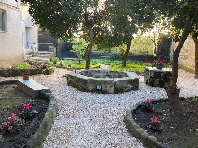 Appartamento in affitto a Napoli vico della Neve, arredato, giardino, doppia esposizione TrovaCasa