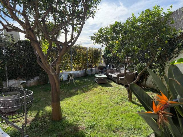 Appartamento in affitto a Napoli discesa Gaiola, giardino privato, posto auto, caminetto TrovaCasa