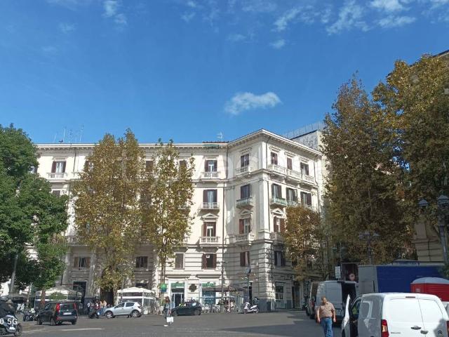 Appartamento in affitto a Napoli galleria Vanvitelli, 26, non arredato/vuoto, riscaldamento autonomo, ascensore TrovaCasa