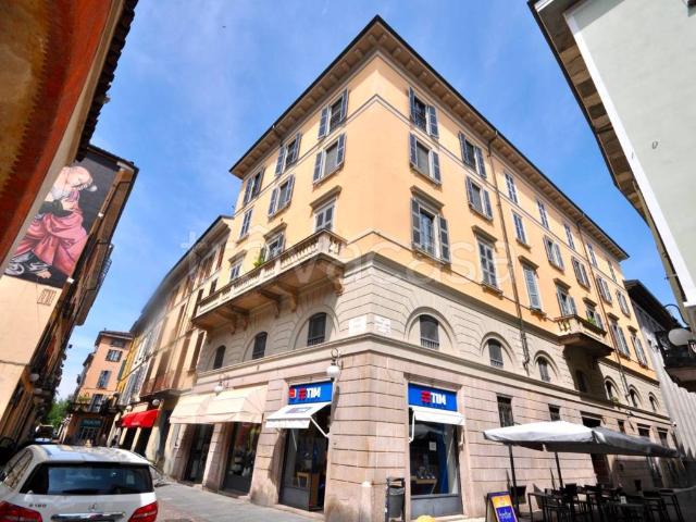 Appartamento in affitto a Novara via Benedetto Cairoli, 1, arredato, riscaldamento autonomo, ascensore TrovaCasa