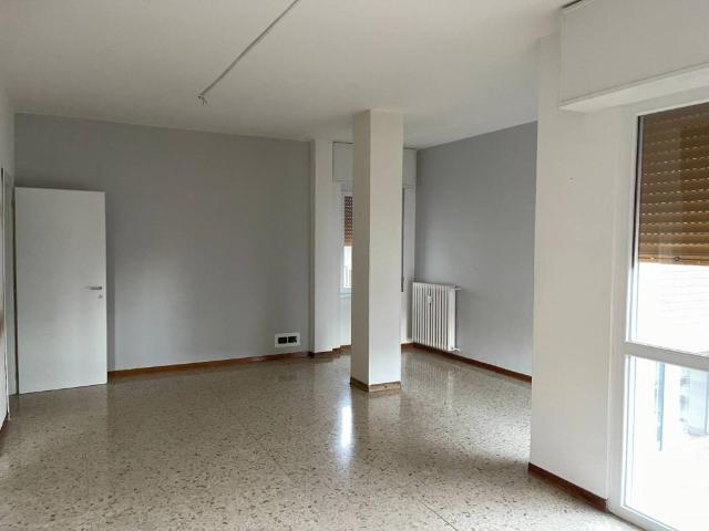 Appartamento in affitto a Olginate piazza Roma, riscaldamento centralizzato, cantina, doppi servizi TrovaCasa