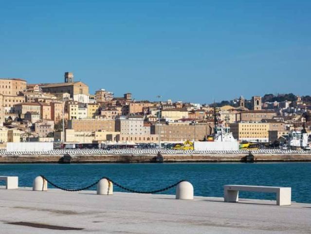 Appartamento in affitto a Ancona AN
