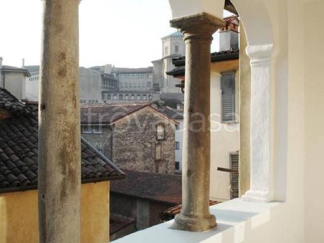 Appartamento in affitto a Bergamo, arredato, travi a vista, ascensore TrovaCasa