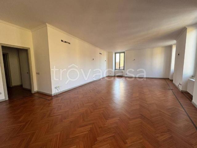 Appartamento in affitto a Bergamo via Venti Settembre, non arredato/vuoto, posto auto, ascensore TrovaCasa