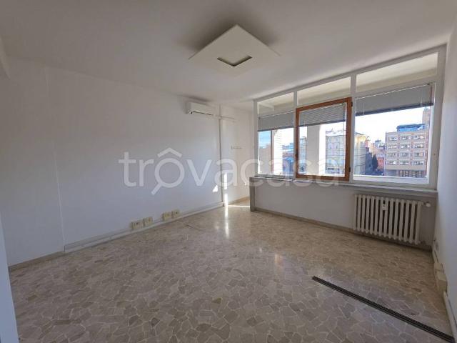 Appartamento in affitto a Bologna piazza dell'Otto Agosto, non arredato/vuoto, posto auto, terrazzo TrovaCasa