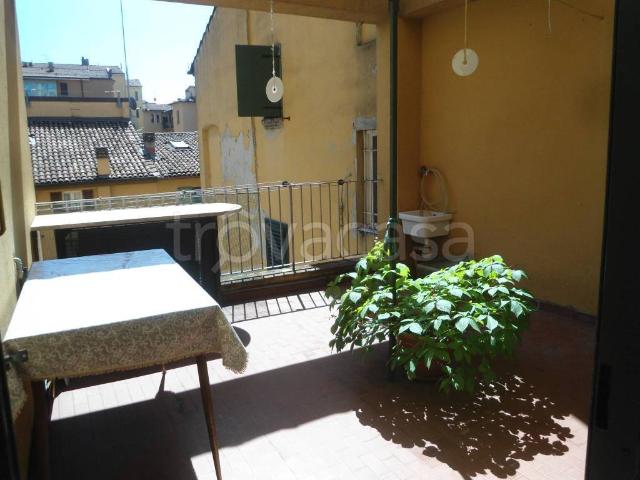 Appartamento in affitto a Bologna via del Borgo di San Pietro, arredato, terrazzo, ascensore TrovaCasa