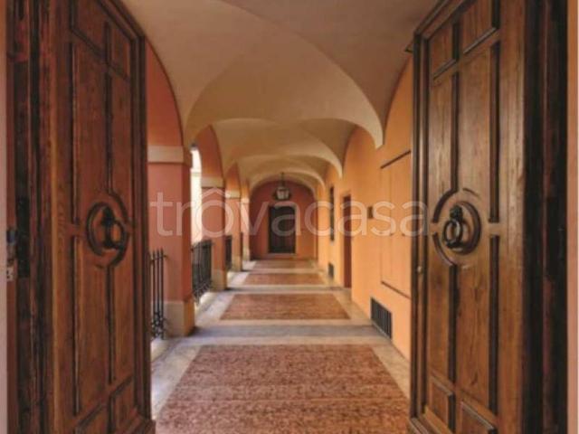 Appartamento in affitto a Bologna via del Monte, non arredato/vuoto, caminetto, ascensore TrovaCasa