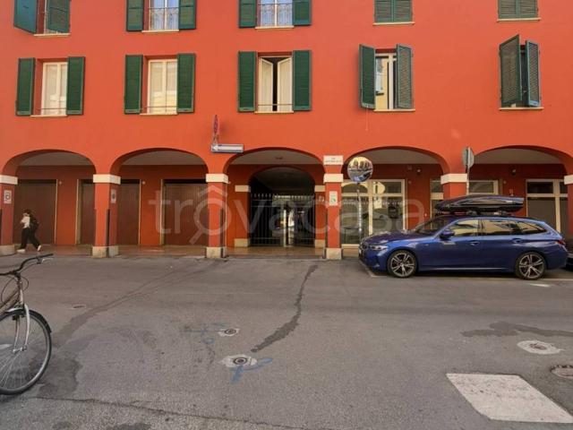Appartamento in affitto a Bologna via San Petronio Vecchio, 19, non arredato/vuoto, giardino privato, box TrovaCasa