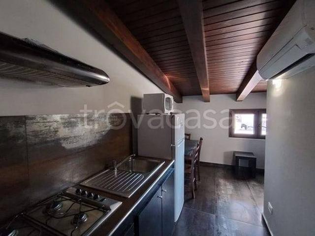 Appartamento in affitto a Cagliari via Andrea Vesalio, arredato, travi a vista, zona servita TrovaCasa