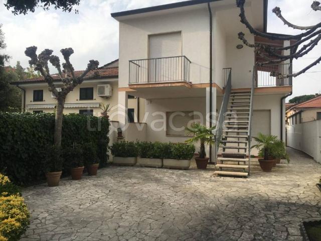 Appartamento in affitto a Camaiore via Umberto Giordano, arredato, posto auto, terrazzo TrovaCasa