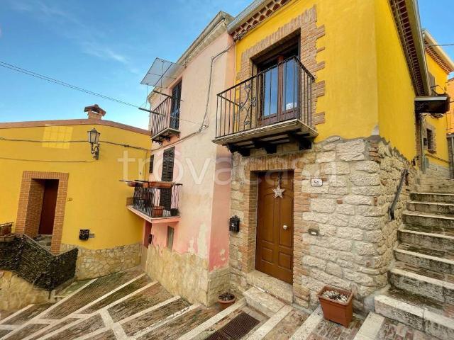 Appartamento in affitto a Campobasso strada San Mercurio, arredato, terrazzo, travi a vista TrovaCasa