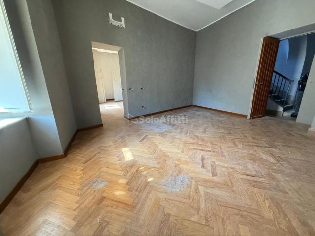 Appartamento in affitto a Caserta, non arredato/vuoto, centrale, spese incluse TrovaCasa