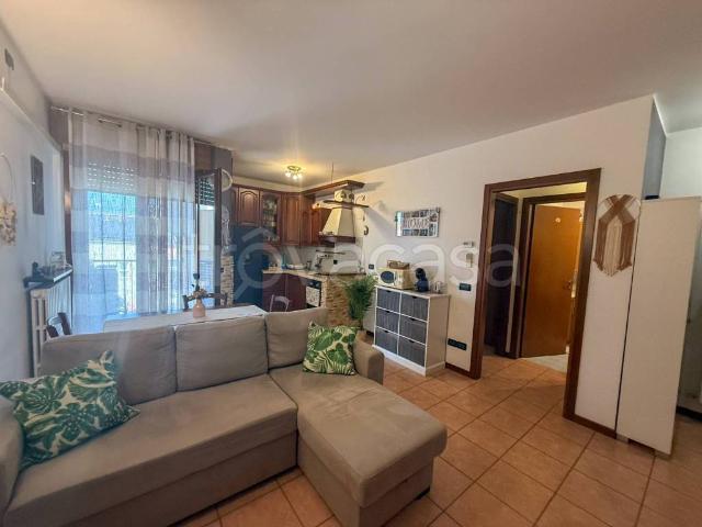 Appartamento in affitto a Castelnuovo del Garda via Pasque Veronesi, 54, arredato, giardino, box TrovaCasa
