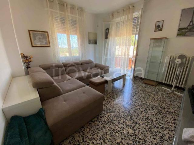 Appartamento in affitto a Castelnovo ne' Monti via Roma, lavanderia, balcone, ripostiglio TrovaCasa