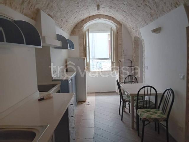 Appartamento in affitto a Castellana Grotte piazza Nicola e Costa, parzialmente arredato, ristrutturato, cucina abitabile TrovaCasa