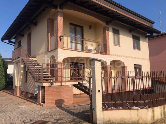Appartamento in affitto a Castronno via Brughiera, arredato, box doppio, zona residenziale TrovaCasa
