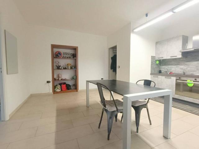 Appartamento in affitto a Carignano piazza Carlo Alberto, 23, arredato, centrale, cucina a vista TrovaCasa