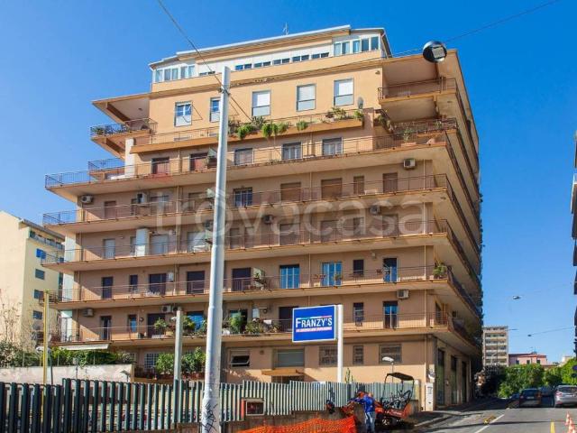 Appartamento in affitto a Catania via Muscatello, 18, arredato, ascensore, centrale TrovaCasa