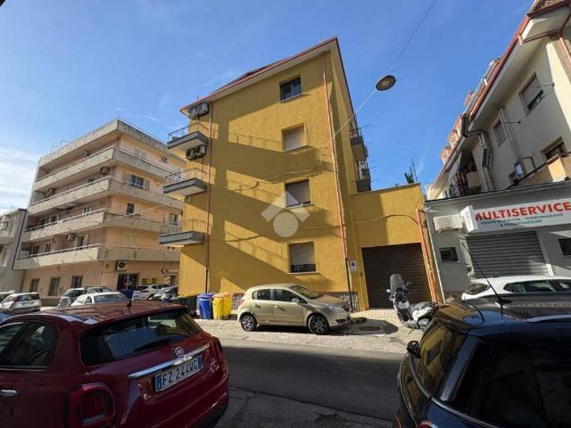 Appartamento in affitto a Catanzaro via Genova, 54, non arredato/vuoto, riscaldamento autonomo, tripla esposizione TrovaCasa