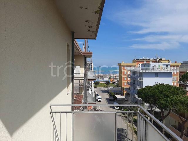 Appartamento in affitto a Cesenatico viale Giovanni Segantini, arredato, posto auto, vista mare TrovaCasa
