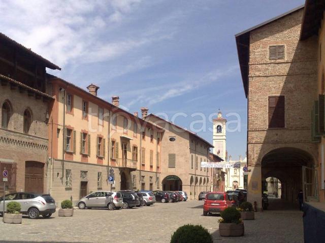 Appartamento in affitto a Cherasco via Vittorio Emanuele, 120, non arredato/vuoto, box, caminetto TrovaCasa