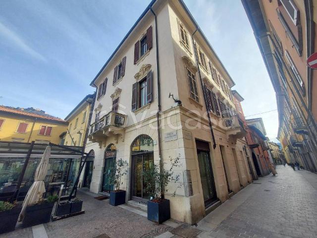 Appartamento in affitto a Como via Armando Diaz, 3, arredato, centrale, balcone TrovaCasa