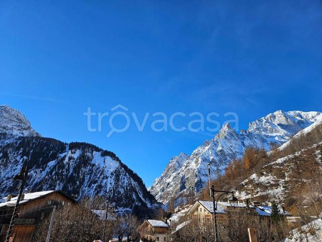 Appartamento in affitto a Courmayeur strada La Palud, arredato, box, terrazzo TrovaCasa