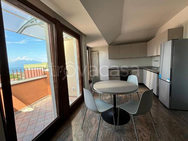 Appartamento in affitto a Desenzano del Garda, arredato, terrazzo, vista lago TrovaCasa