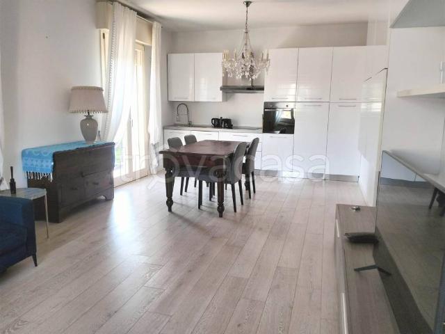 Appartamento in affitto a Desenzano del Garda, arredato, terrazzo, vista lago TrovaCasa