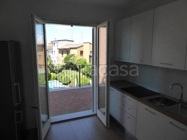 Appartamento in affitto a Desenzano del Garda via Giuseppe Di Vittorio, arredato, box, terrazzo coperto TrovaCasa