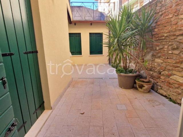 Appartamento in affitto a Este via Gambina, arredato, giardino privato, ristrutturato TrovaCasa